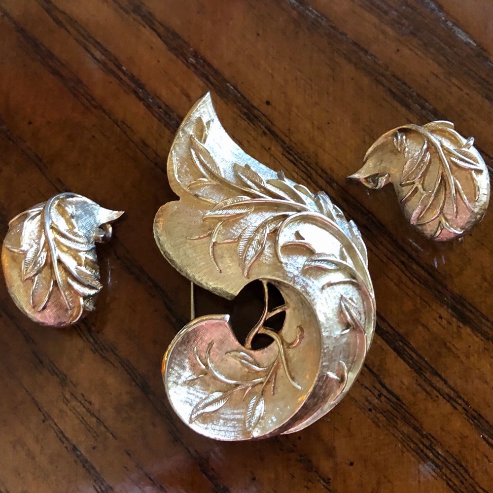Vintage gold tone clip earrings brooch set